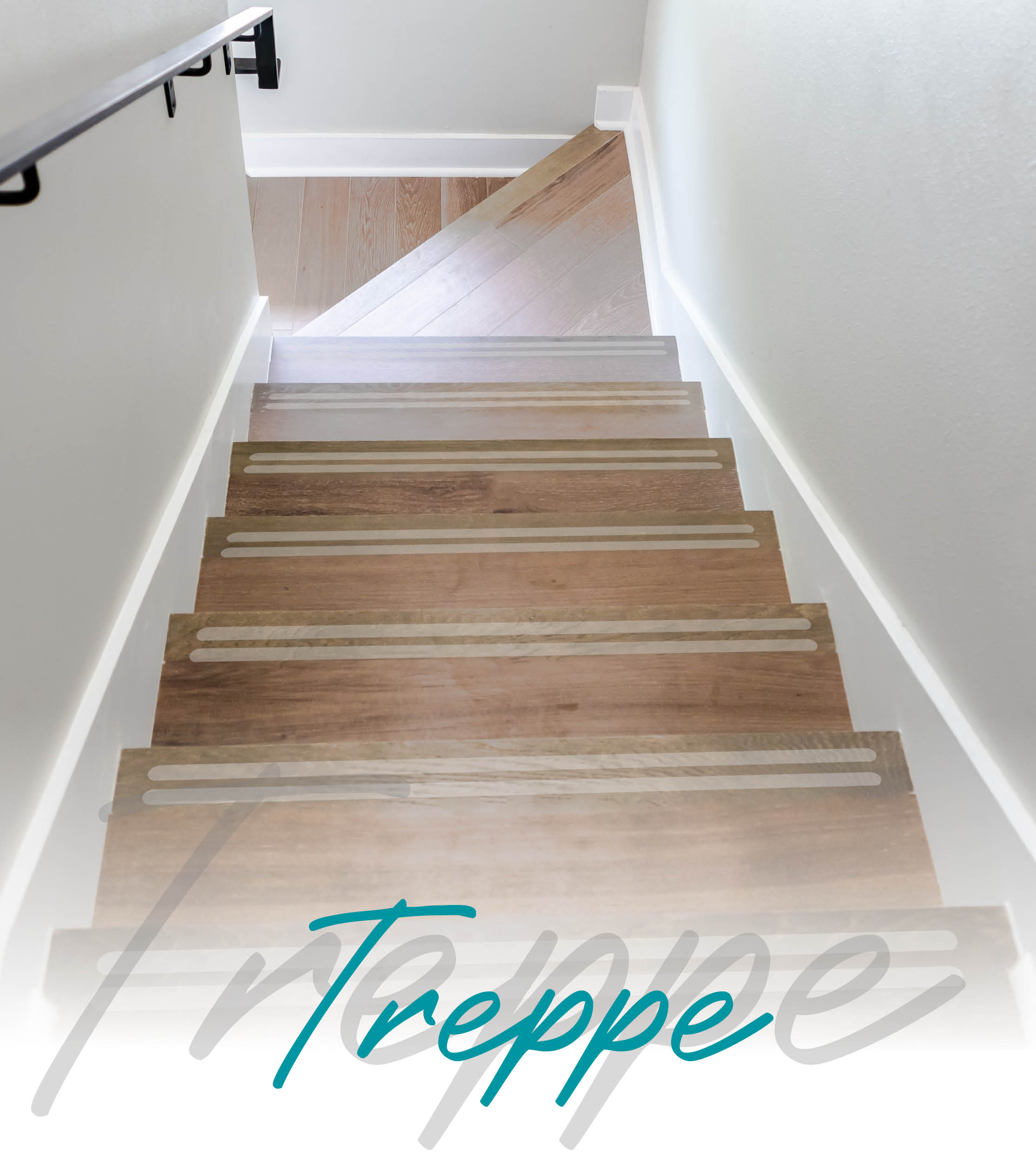Holztreppe mit angebrachten Anti-Rutsch-Streifen